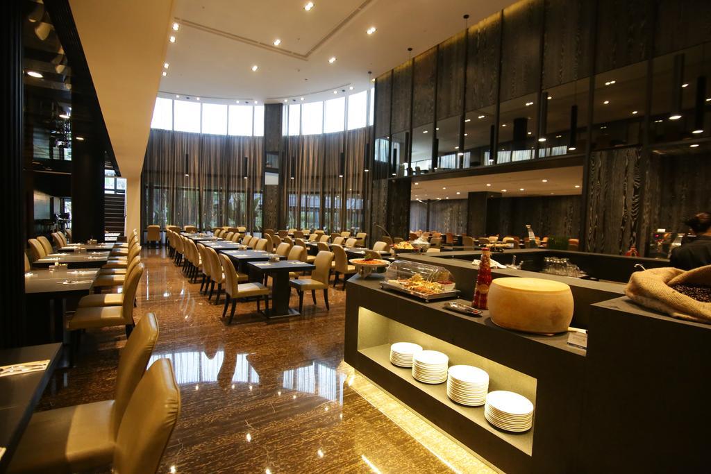 Queena Plaza Hotel Тайнань Екстер'єр фото
