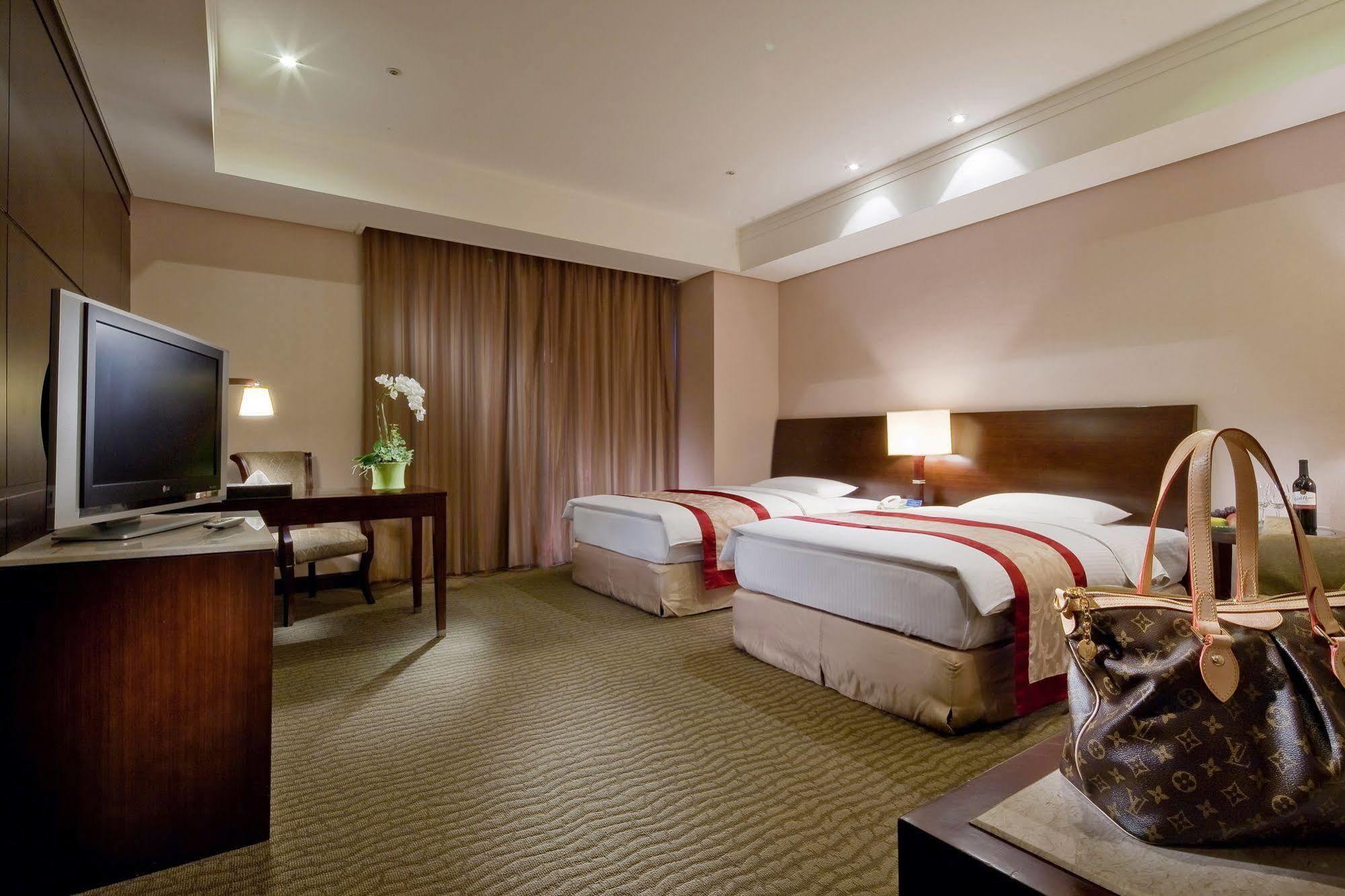 Queena Plaza Hotel Тайнань Екстер'єр фото
