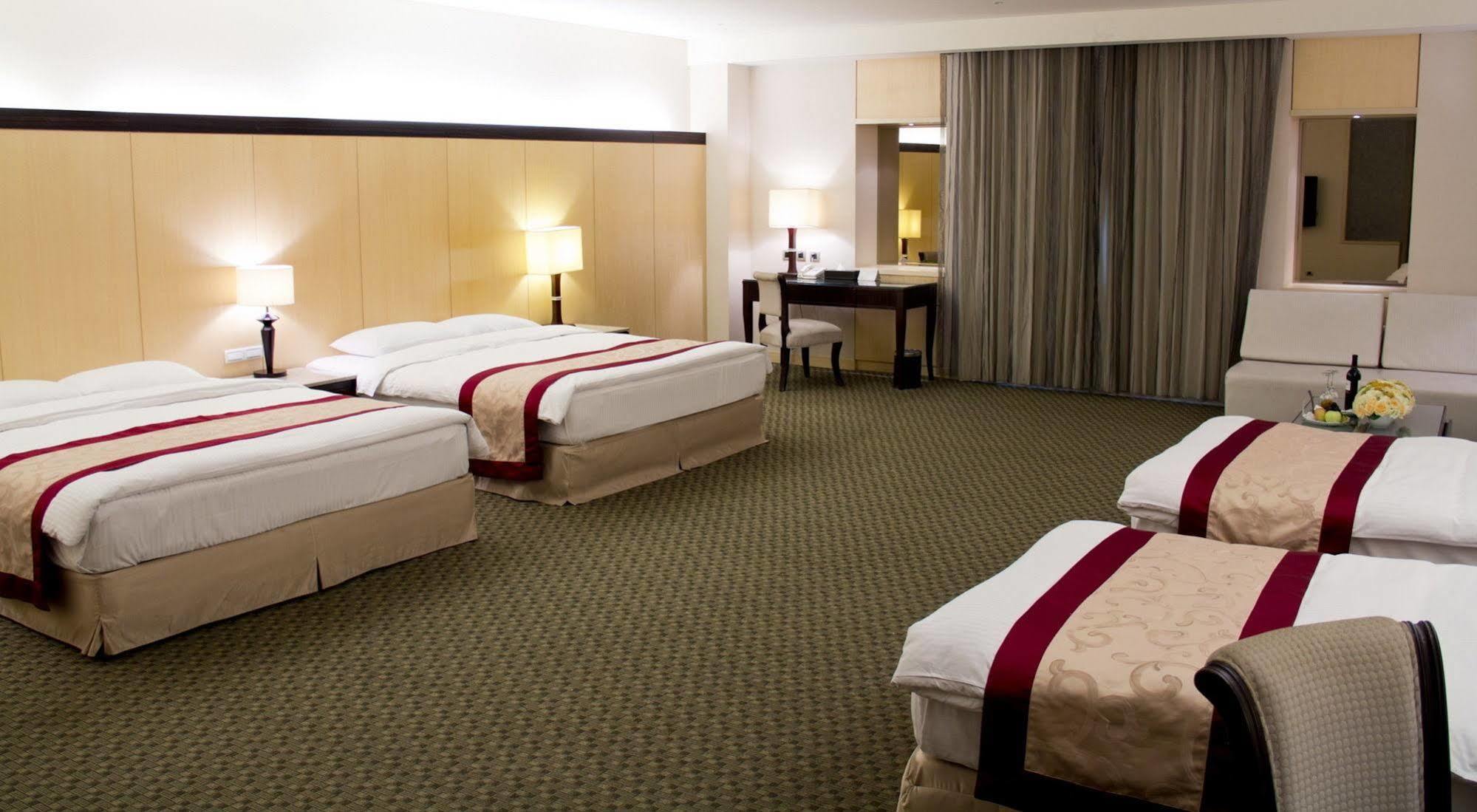 Queena Plaza Hotel Тайнань Екстер'єр фото