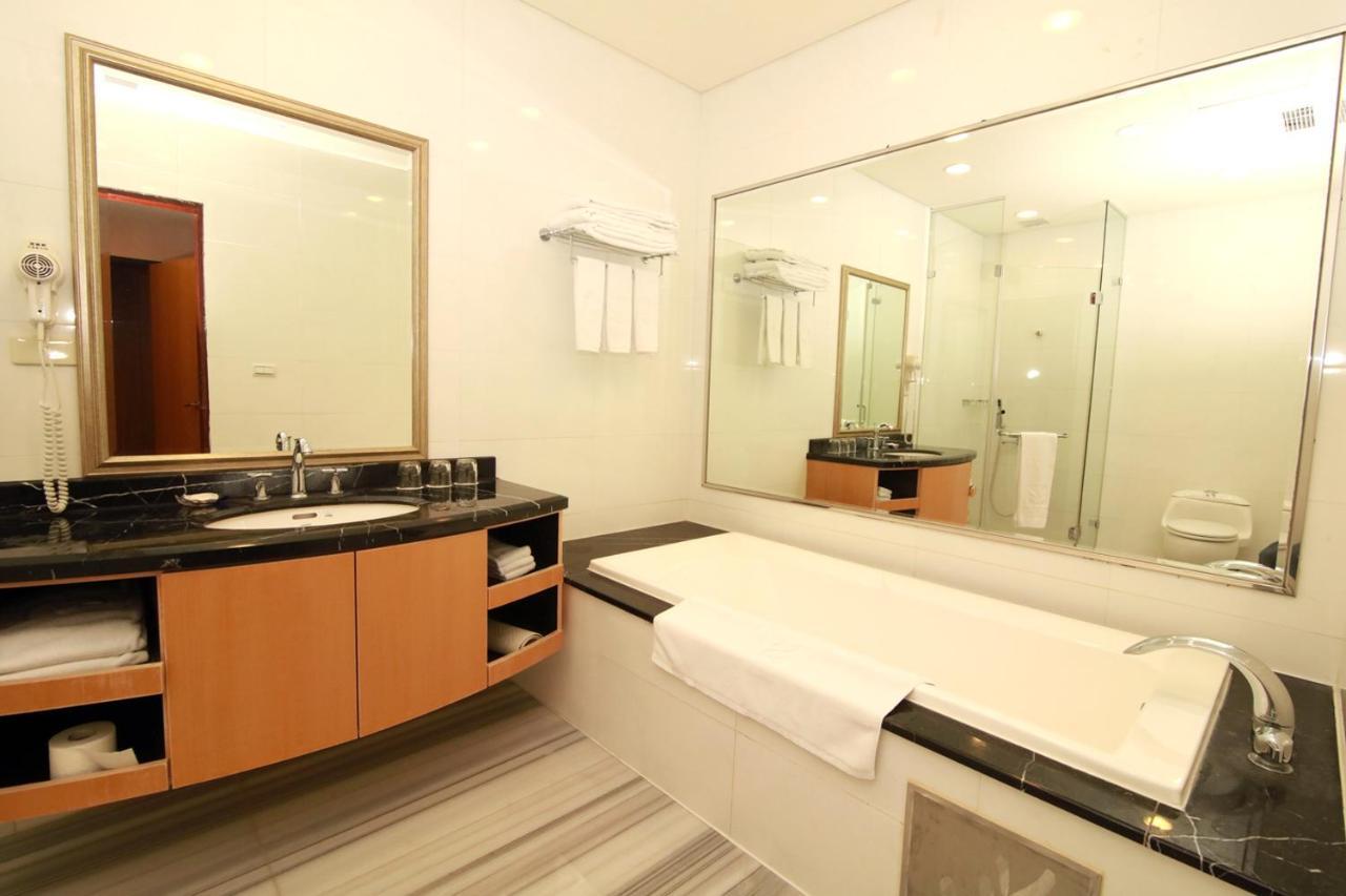 Queena Plaza Hotel Тайнань Екстер'єр фото